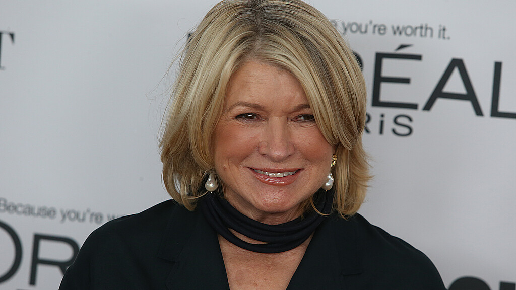 Martha Stewart, de 81 años, protagoniza portada "histórica" en Sports Illustrated Swimsuit