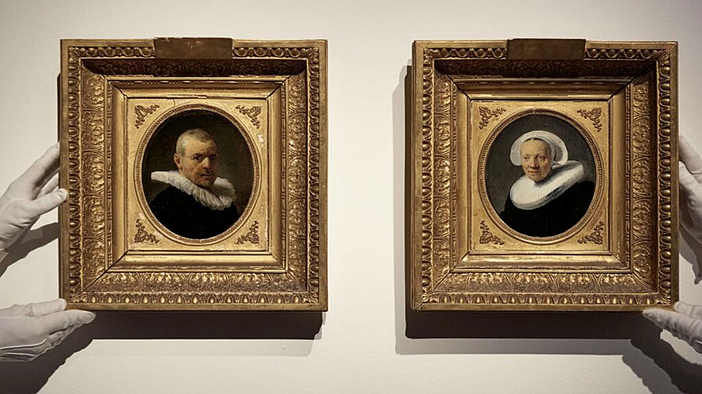 “Eran en gran medida del círculo íntimo de Rembrandt”, le dice Pettifer a Leo Sands del Washington Post. “Deberíamos considerar [los retratos] como documentos personales en lugar de encargos formales”.