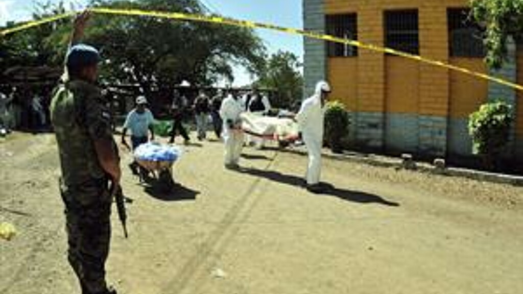 Forensic teams removes bodies from Honduran prison 