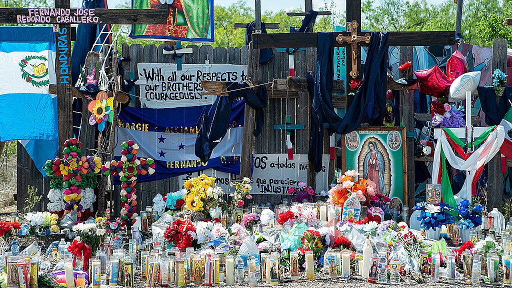 Memorial for the 53 migrants that died locked up in a trailer in San Antonio