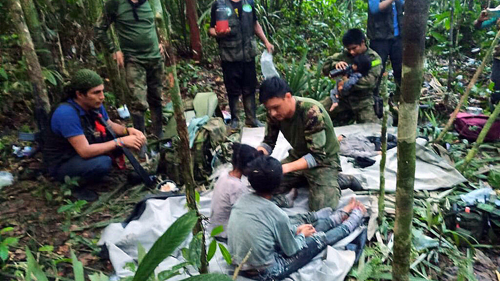 Las Fuerzas Militares de Colombia que muestra a soldados e indígenas junto a los niños rescatados tras 40 días en la selva, en Guaviare (Colombia)