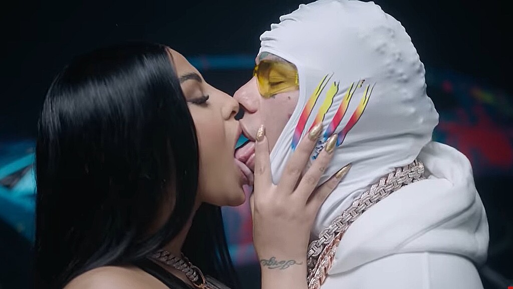 Los artistas se comieron a besos en su nuevo videoclip 