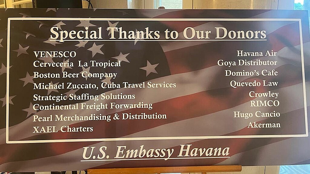 Donantes de la fiesta en la embajada de EE. UU. en La Habana
