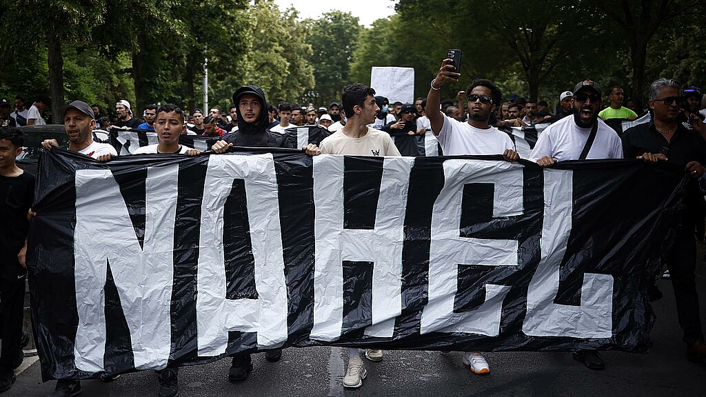 Personas protestando por la muerte de Nahel