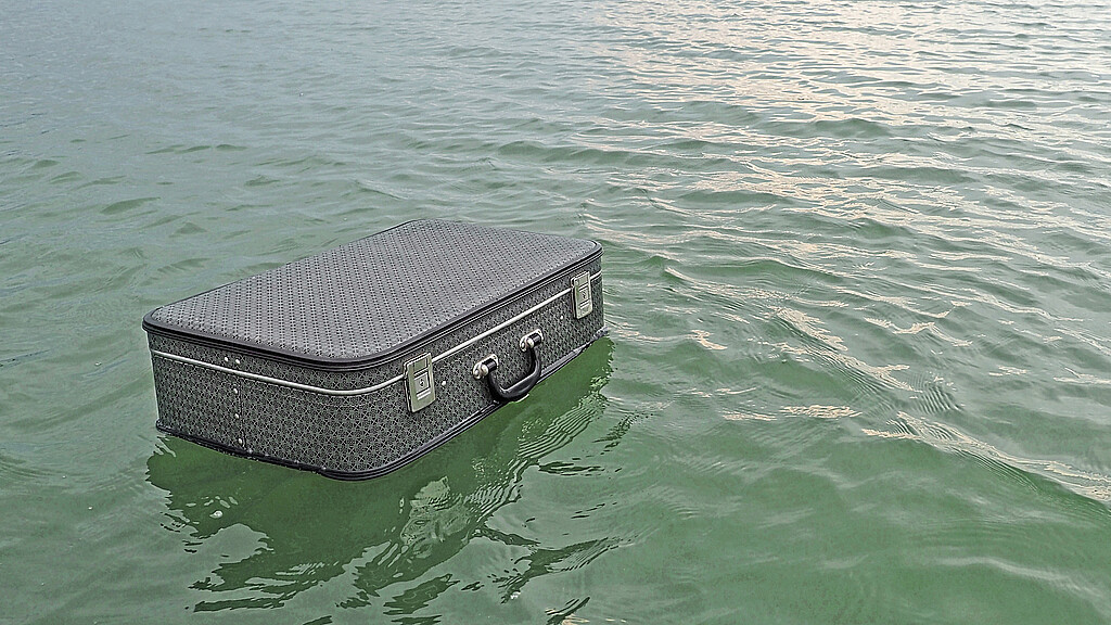 Floating suitcase