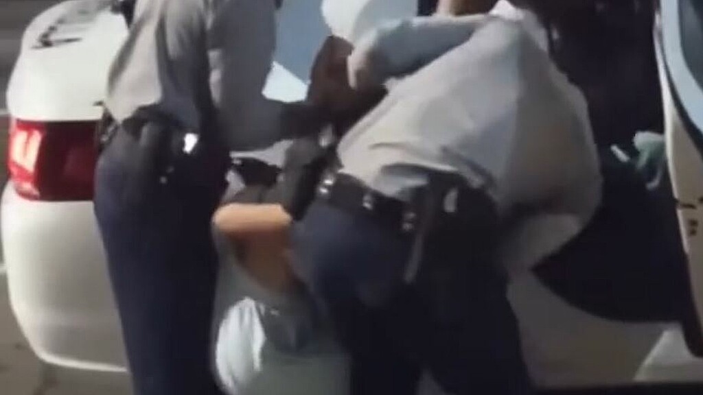 Violento arresto de joven cubana