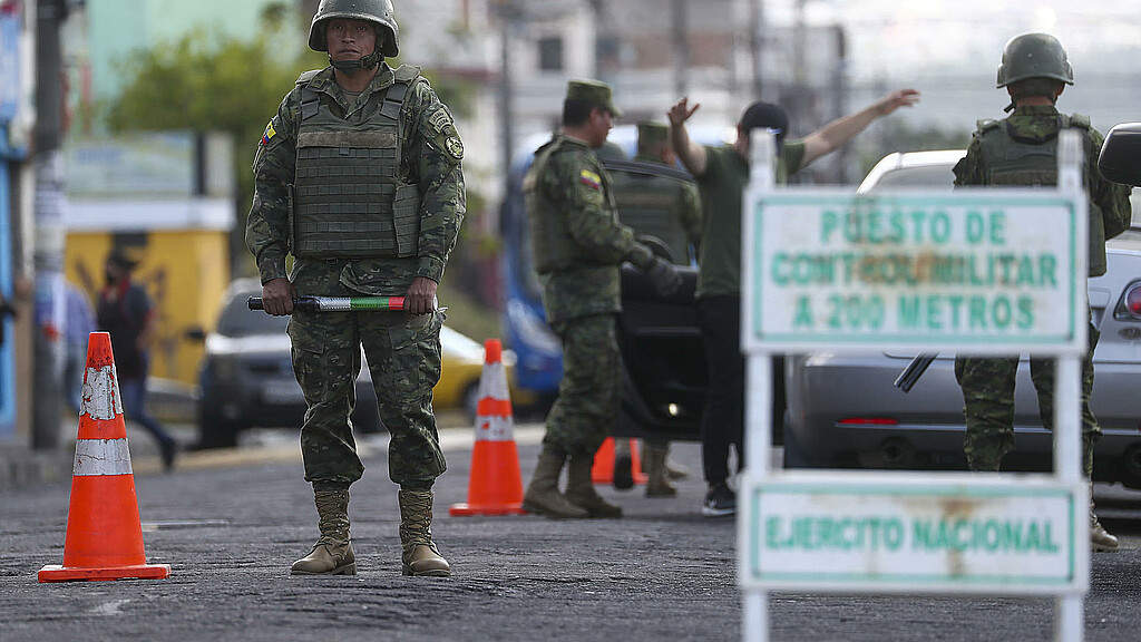 Militares de Ecuador en puesto de control