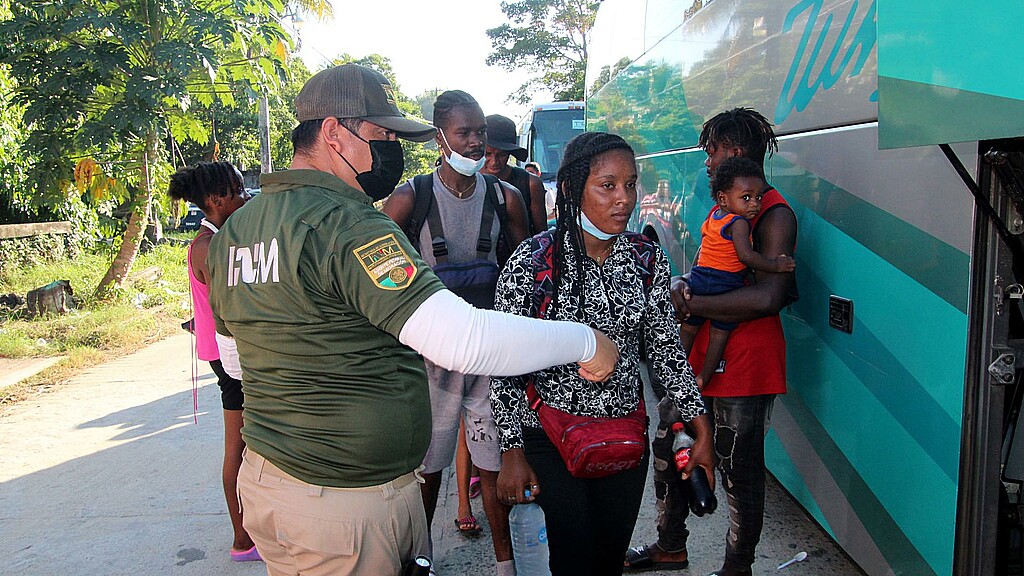 Transporte de migrantes en condiciones de hacinamiento