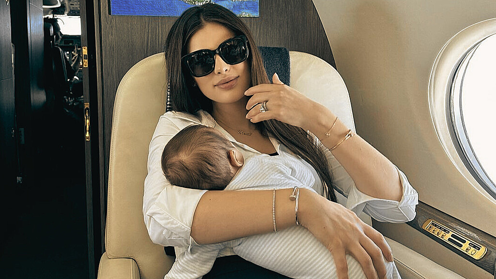 La modelo paraguaya viajó por primera vez con su bebé de tres meses 
