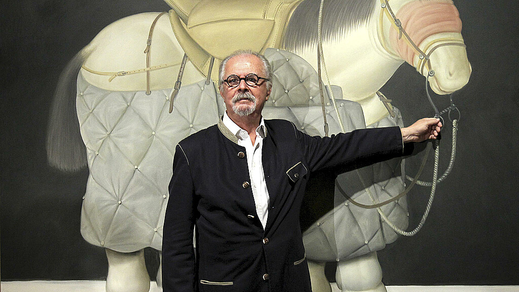 Fotografía de archivo tomada el 8 de octubre de 2012 que muestra al pintor y escultor colombiano Fernando Botero junto a su obra "Caballo de picador, 1992" en el Museo de Bellas Artes de Bilbao.