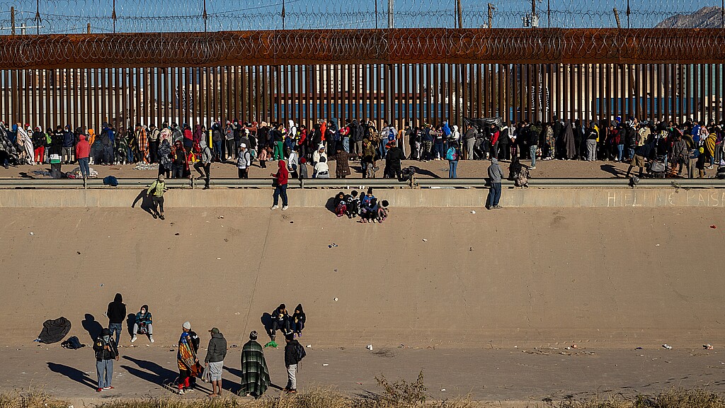 Hundreds of migrants wait in front of the wall to be able to turn themselves in to the border patrol in American territory, to request humanitarian asylum.