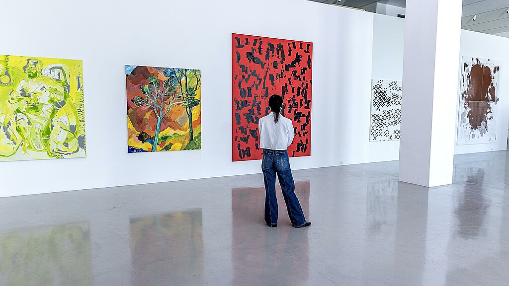 Una persona observa algunas de las piezas de arte de la colección de la artista cubana Rosa de la Cruz en Miami, Florida, EE.UU.