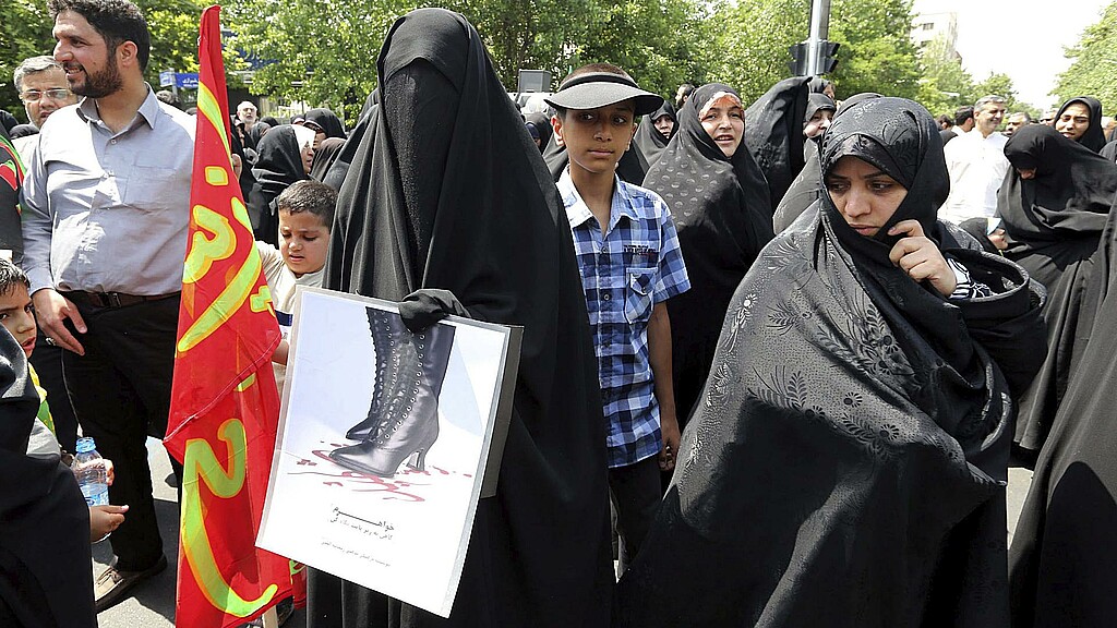 Foto archivo. Varias mujeres iraníes, entre las que se incluyen algunas totalmente tapadas con el velo, partipan en una manifestación