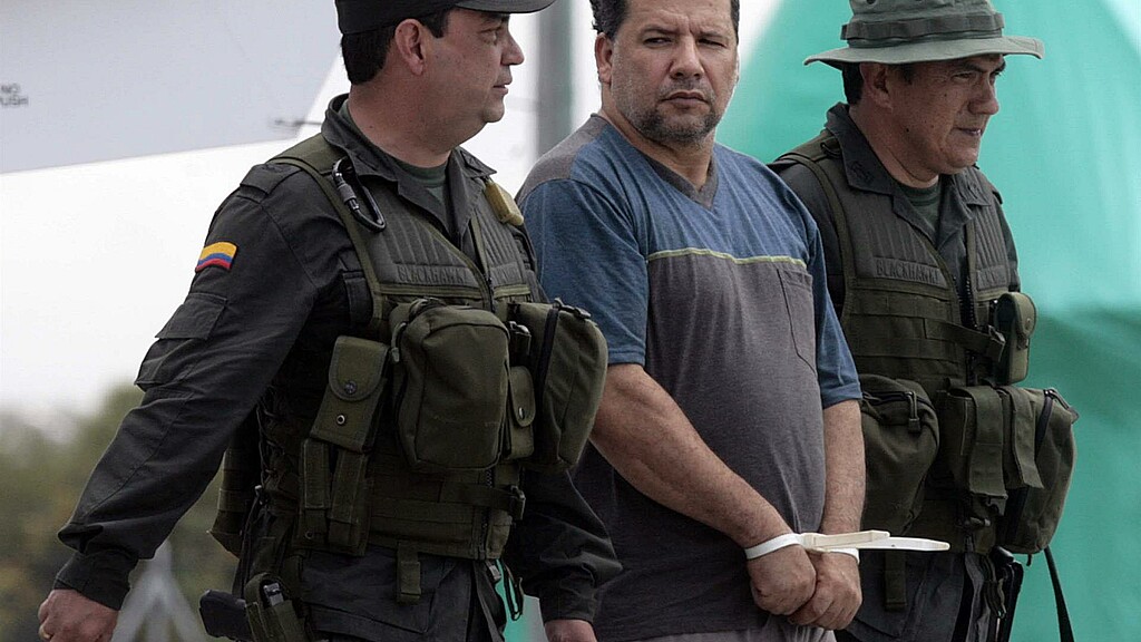 El narcotraficante colombiano Daniel Rendón Herrera, alias "Don Mario", es custodiado por miembros de la policía