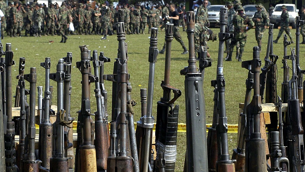 Entrega de las armas durante la ceremonia de desmovilización de cerca de las Autodefensas Unidas de Colombia
