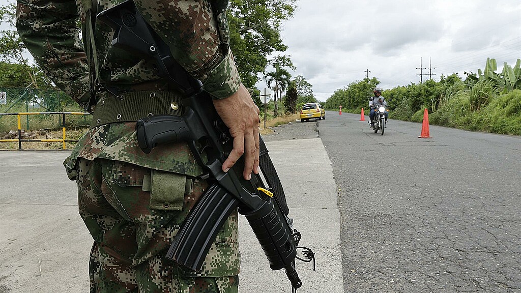Soldados vigilan una carretera de Antioquia (Colombia)