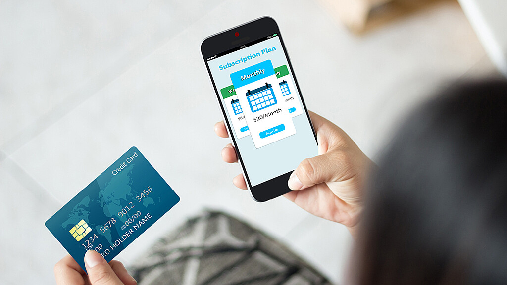 Tarjeta de crédito fisica y una aplicación con tarjeta de crédito virtual