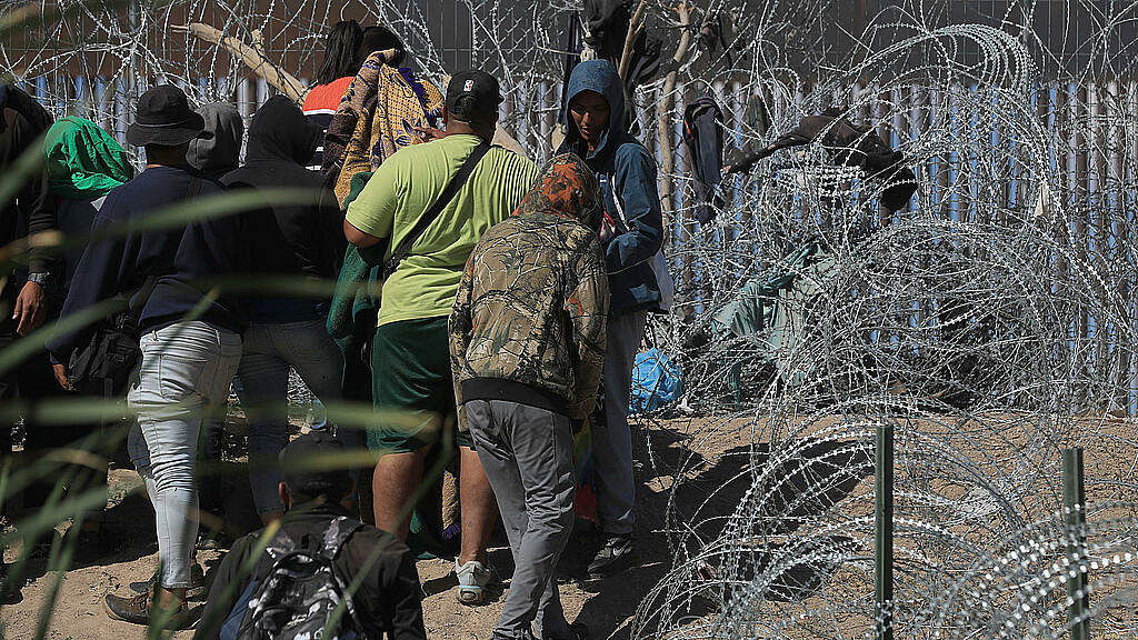 Decenas de migrantes luchan cada día por llegar a EE.UU por su frontera 