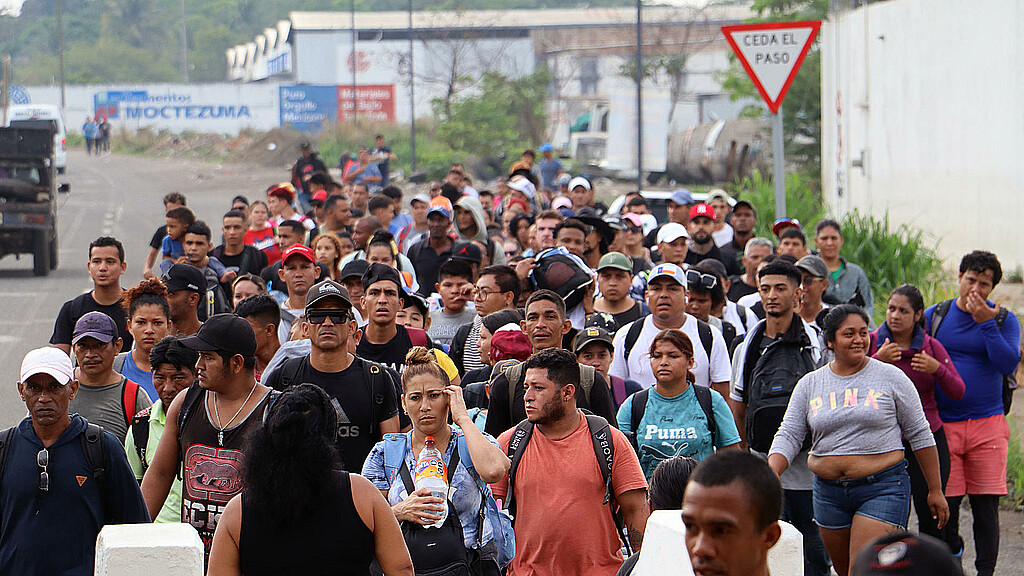 Migrantes de diversas nacionalidades caminan en caravana este lunes para dirigirse a la frontera con Estados Unidos