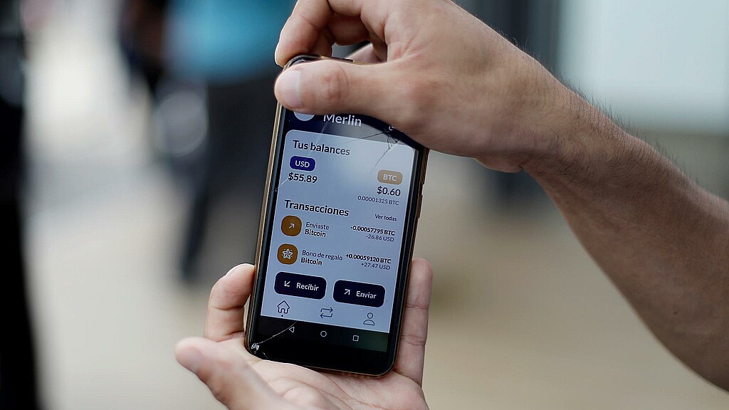 Móvil con la aplicación Chivo Wallet, con la que se realizan transacciones con bitcoins