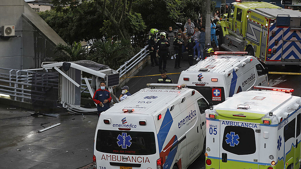 Tras la caída de una cabina del teleférico de Medellín varios rescatistas y bomberos trabajan en el lugar