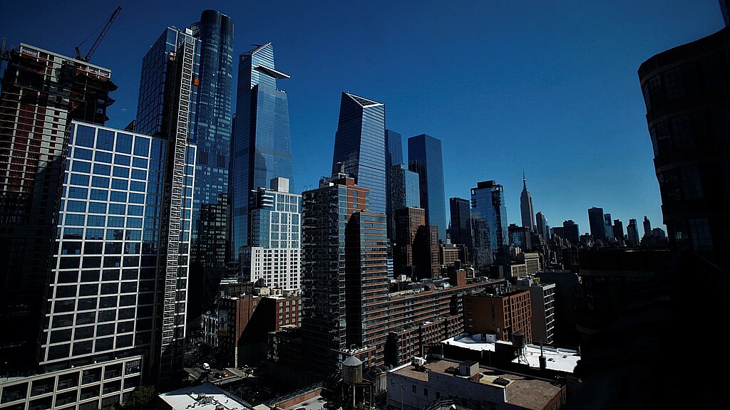 Fotografía de varios edificios y rascacielos a un costado del río Hudson