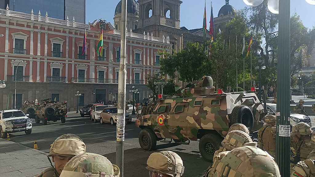 Militares en la sede de Gobierno de La Paz