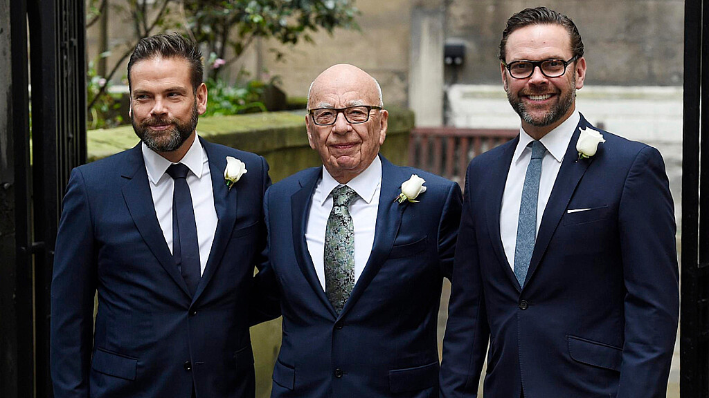 Fotografía de archivo fechada el 5 de marzo de 2016 que muestra al magnate de los medios de comunicación Rupert Murdoch con sus hijos Lachlan y James. 