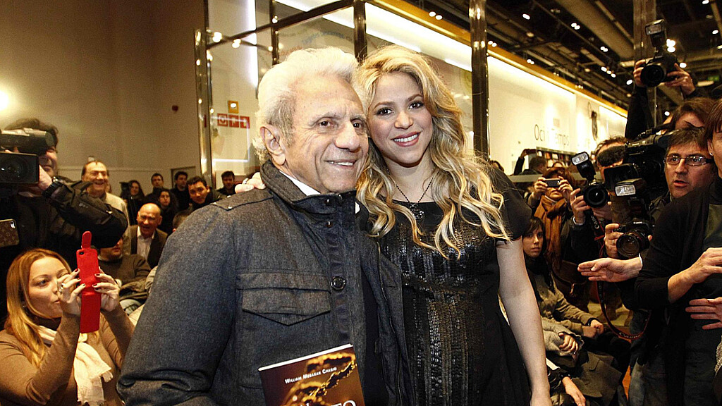 Fotografía de archivo de la cantante colombiana Shakira junto a su padre, el escritor y periodista William Mebarak