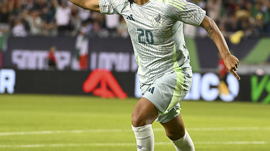 Efrain Alvarez con la camisa de la selección de México