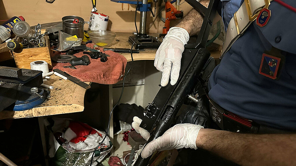 Los Carabineros italianos detuvieron a Edgar Molina, un joven cubano de 22 años, que había transformado el sótano de su casa en Roma en un laboratorio de armas clandestinas