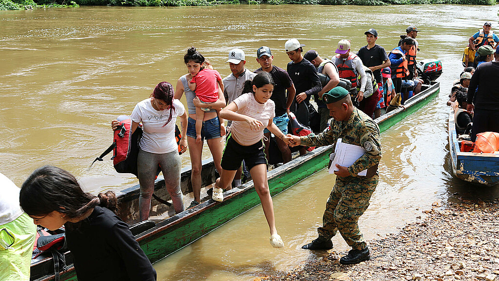 Cientos de migrantes cada día cruzan la selva del Darién para llegar a EE.UU.