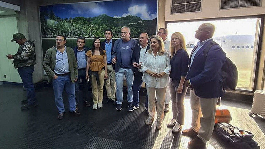 La delegación de parlamentarios del PP que se ha desplazado a Venezuela por las elecciones de este domingo se encuentra retenida en el aeropuerto de Caracas