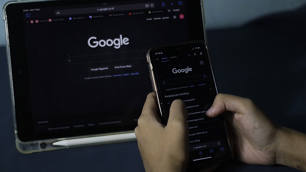Pantalla de una tablet y celular con el buscador de Google