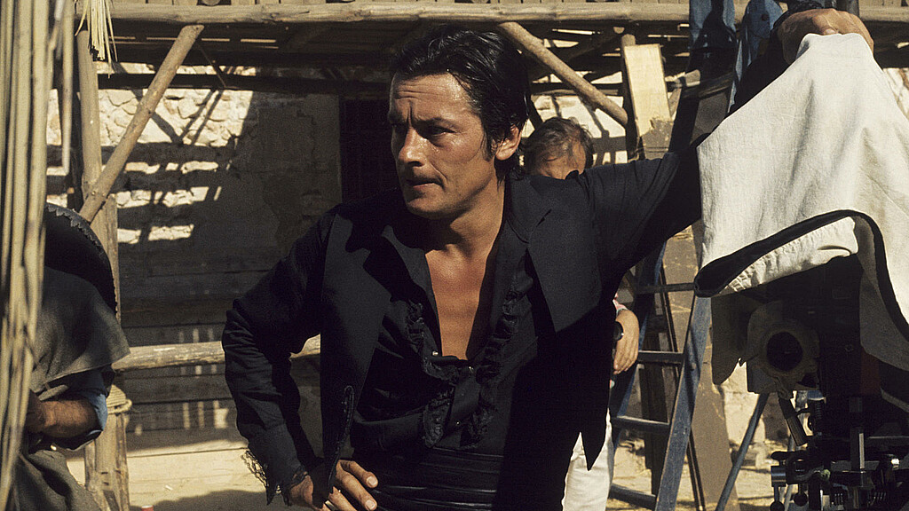 El actor francés Alain Delon durante el rodaje de la película "Zorro", del director Duccio Tessari, en 1974. 