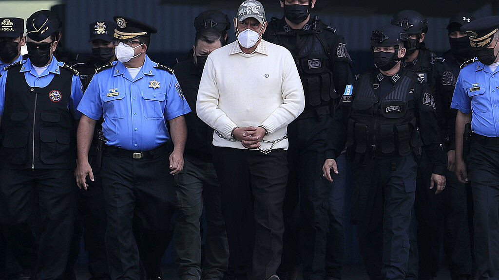 Fotografía de archivo del exdirector de la Policía Nacional de Honduras Juan Carlos Bonilla (c) escoltado para su extradición a EE.UU. en Tegucigalpa (Honduras). 