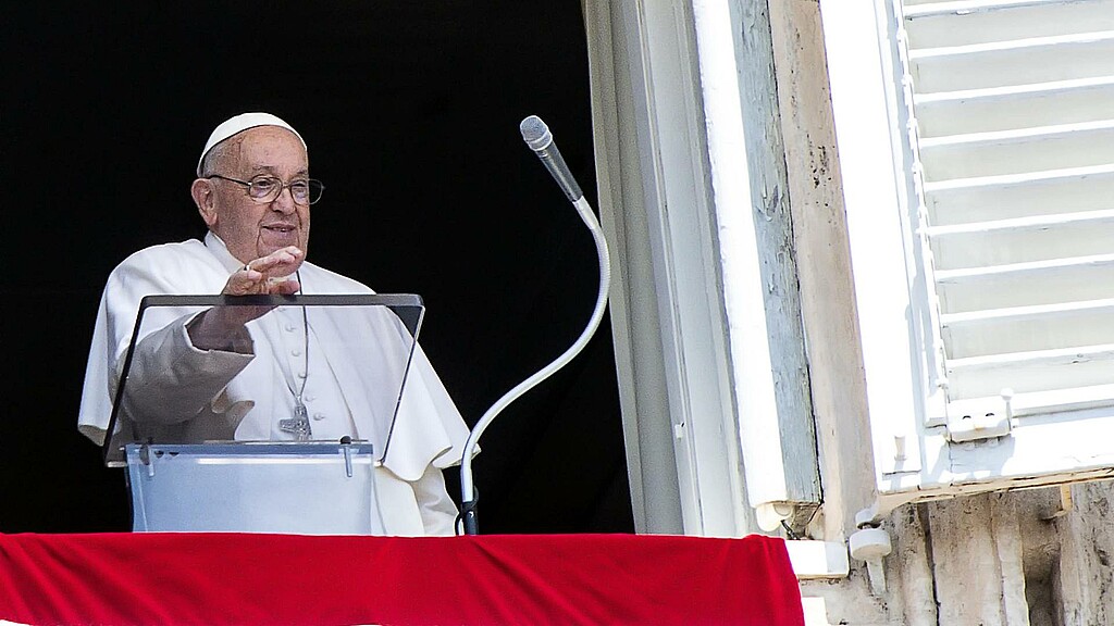 El Papa Francisco dirige el rezo del Ángelus, la tradicional oración del domingo, desde la ventana de su despacho con vistas a la Plaza de San Pedro, Ciudad del Vaticano, 4 de agosto de 2024. 