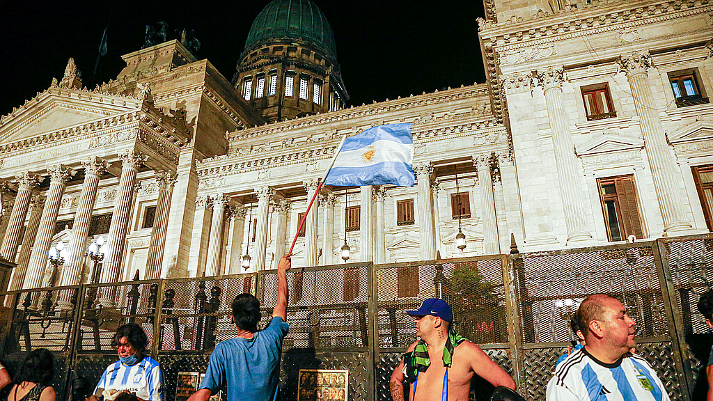 Personas a las afueras del Congreso en Buenos Aires