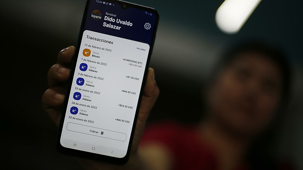 Una mujer muestra su billetera digital a través de la aplicación Chivo, el 24 de febrero de 2022, en San Salvador (El Salvador)