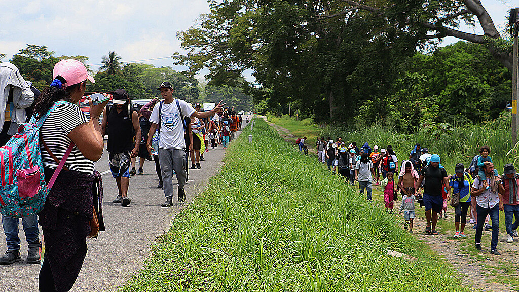 Migrantes transitan por una carretera este sábado en Chiapas (México)