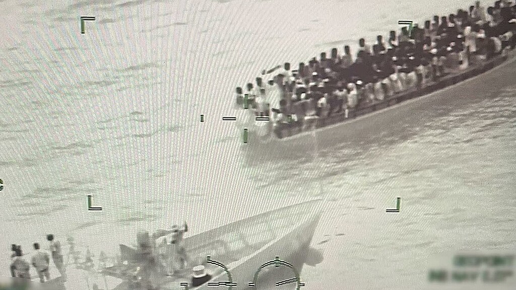 Fotografía del 17 de agosto 2024 cedida por la Guardia Costera de los Estados Unidos de una imagen de control donde aparece parte de la tripulación del buque guardacostas Paul Clark (i) interceptando una expedición de migrantes adosados en una embarcación a 91 kms (57 millas) al sur de las Islas Turcas y Caicos