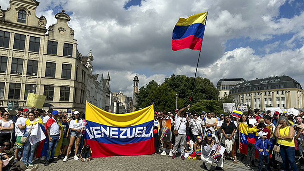 Decenas de personas convocadas oposición venezolana protestan en Bruselas para denunciar los resultados oficiales de las elecciones que dieron como vencedor al chavista Nicolás Maduro y han sido cuestionados por la comunidad internacional