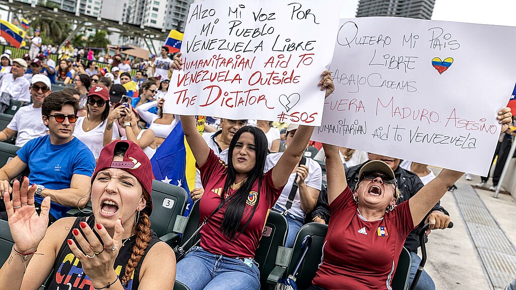 Venezolanos y residentes de Miami participan en una manifestación por las elecciones presidenciales del 28 de julio en Miami, Florida.