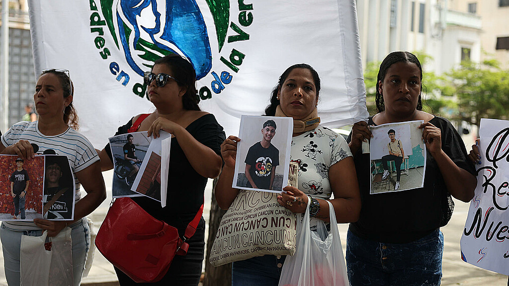 Familiares de adolescentes detenidos durante las protestas contra los resultados de elecciones presidenciales en Venezuela sostienen carteles este jueves, en una manifestación reclamando su libertad, en Caracas (Venezuela). 