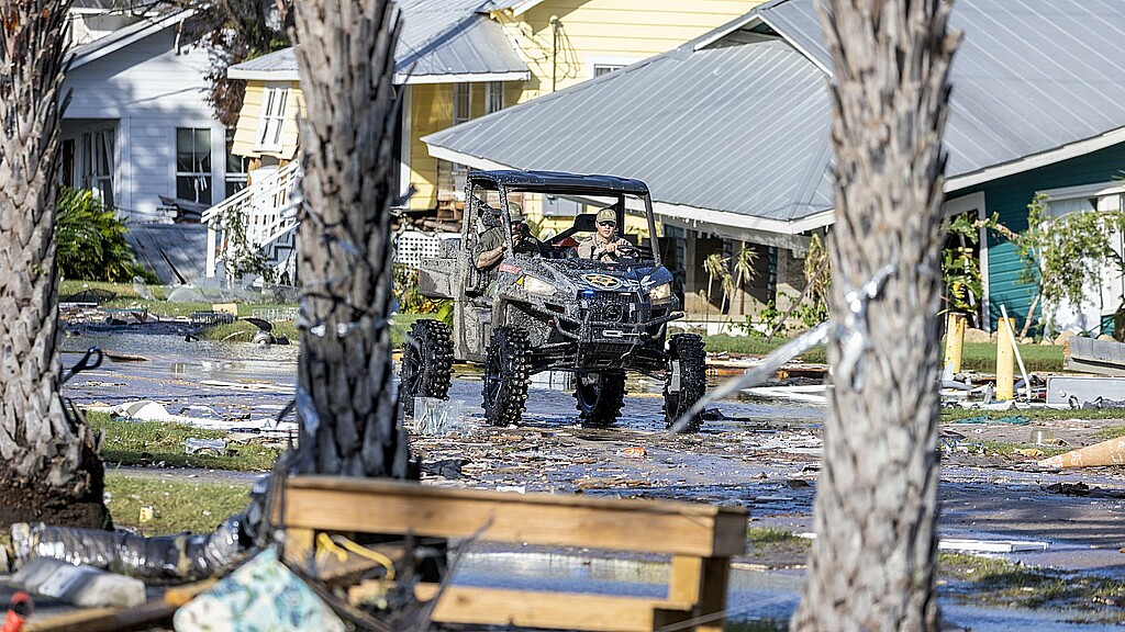 Agentes conducen por medio de los escombros después del paso del huracán Helene en Cedar Key, Florida (EE.UU.)