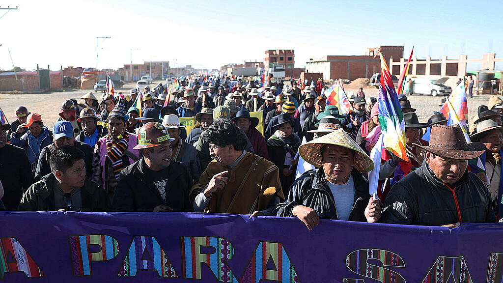 El expresidente de Bolivia, Evo Morales (2006-2019), encabeza la cuarta jornada de una marcha con rumbo a la ciudad de La Paz