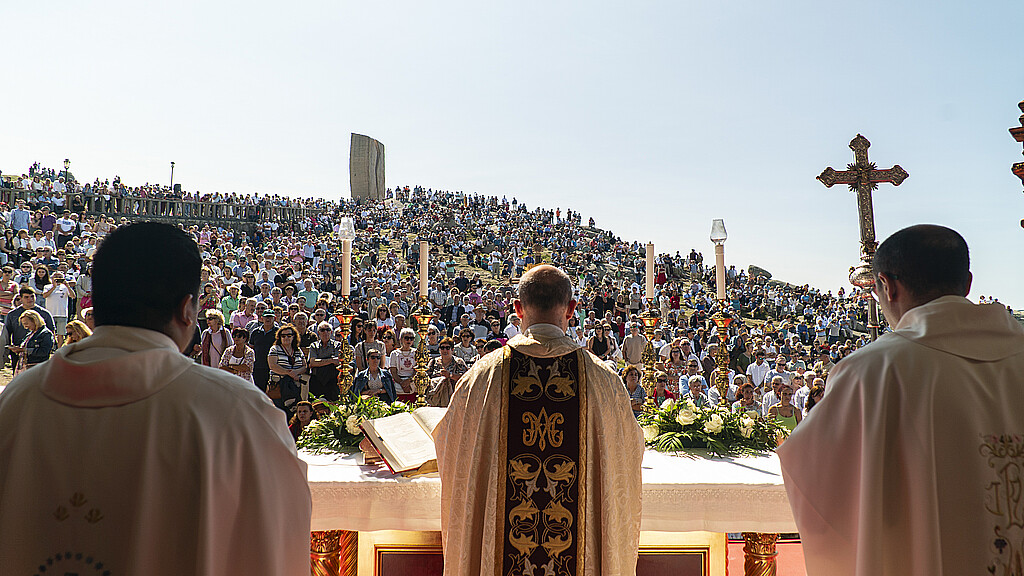 Miles de personas renuevan su fe en la Virgen de la Barca y las piedras de Muxía