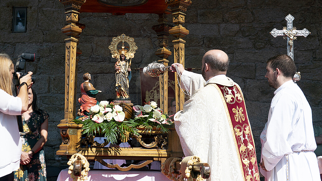 Miles de personas renuevan su fe en la Virgen de la Barca y las piedras de Muxía