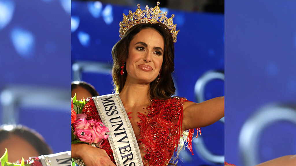 La Miss Universo Cuba, Marianela Ancheta, posa con su corona y cinta durante la ceremonia de selección 