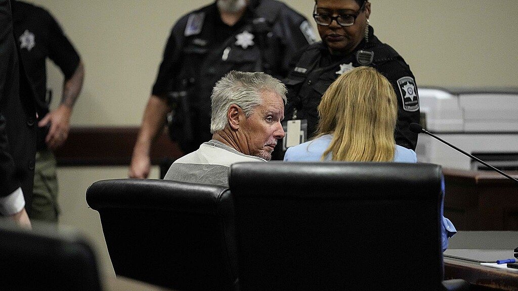 Colin Gray (c), padre de Colt Gray, autor del tiroteo en una escuela en Winder, Georgia (EE.UU.) comparece en un tribunal del circuito de Piedmont. 